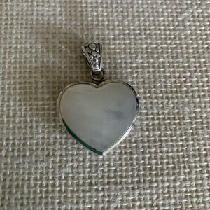 Premier Designs Jewelry reversible Heart Pendant white/pink mother of pearl